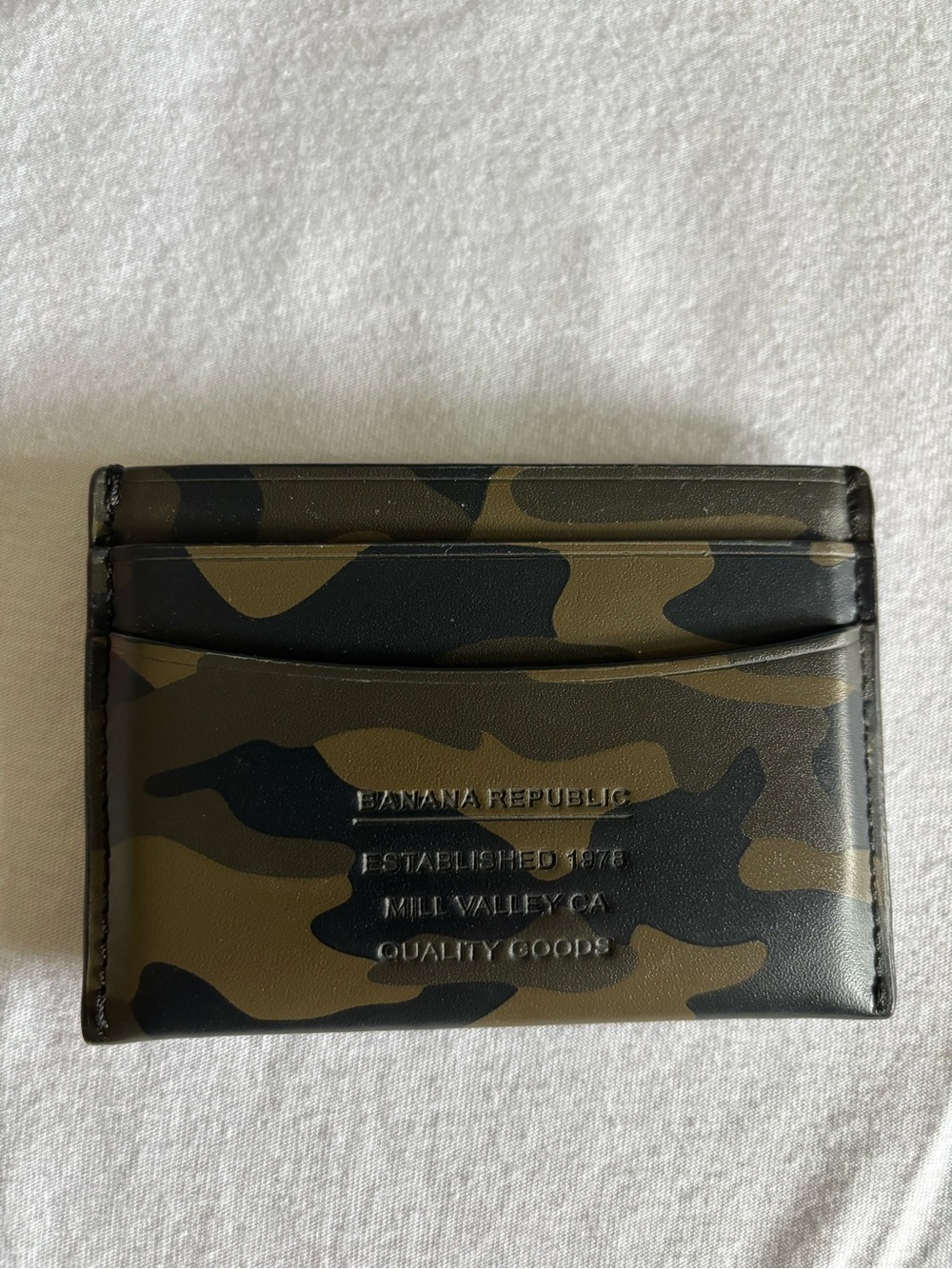 Banana Republic Camouflage Card Holder in Olive & Black